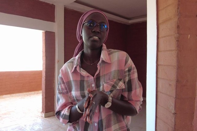 土れんがなど自然素材をつかった家づくりに取り組む建設スタートアップの共同代表マリアマ・バジ＝2023年12月27日、セネガル西部、荒ちひろ撮影