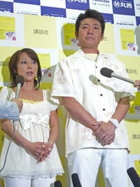つちやかおり（左）と登場した布川敏和＝2007年