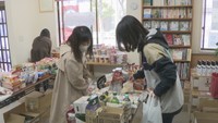 岡山市で食料品を提供する様子