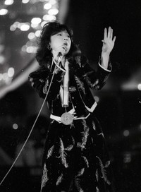 全日本有線放送大賞の優秀スター賞を受賞し熱唱する中森明菜さん＝1984年撮影