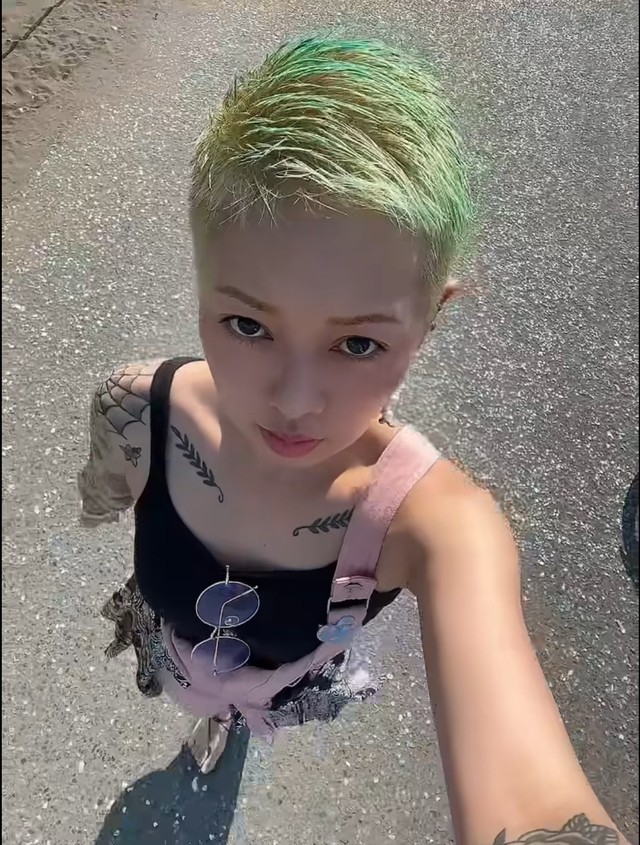 鮮やかな緑色のバズカットヘアを披露／Skyさん（@sky__art666）提供