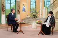黒柳徹子さん（右）とトークを展開する広島大学学長の越智光夫さん