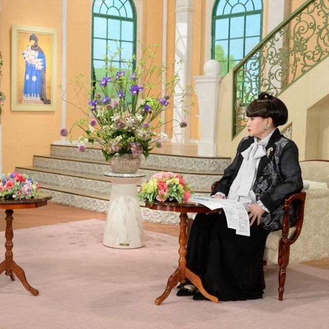 黒柳徹子さん（右）とトークを展開する広島大学学長の越智光夫さん
