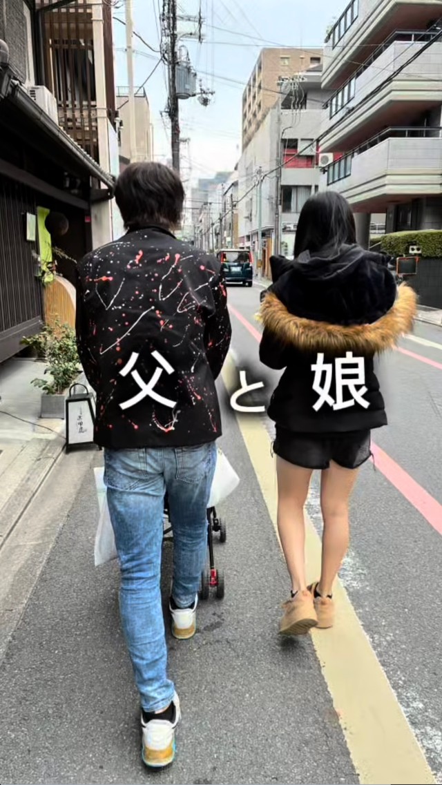 16歳になった娘さんと歩く様子／よしおファミリーさん（@yoshiofam）提供