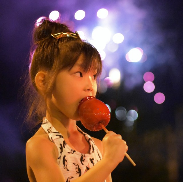 屋台で買ってないりんご飴食べちゃった…　※画像はイメージです（ちゃぁみい/photoAC）