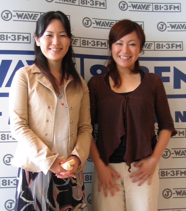 そろって結婚を報告したＫｉｒｏｒｏの五城千春（左）と金城綾乃＝2005年