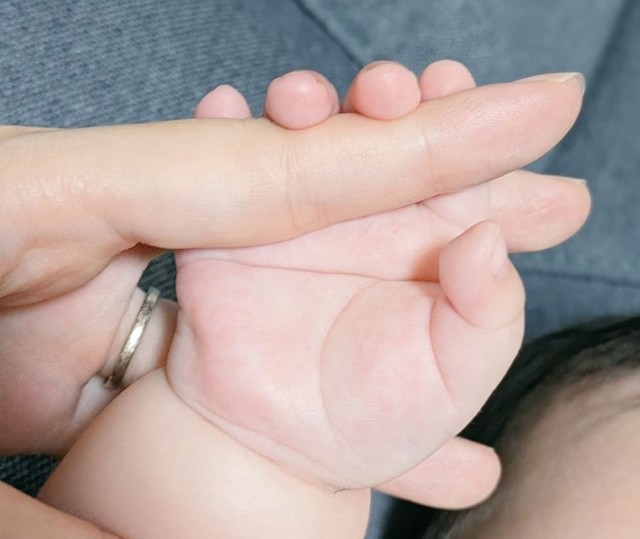 小さいながらも、しっかりとしたおててですね。 ※最中もなかさん提供