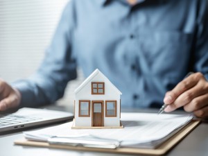 相続した土地はすぐ売却すべき？　必要な手続きやメリット、判断基準を解説