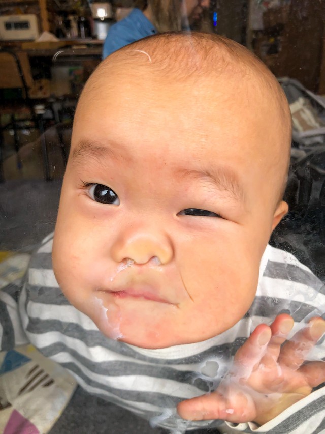 ベランダにいたパパがふと振り向くと……「パパ～何してるの～？」（提供：サモアの風）