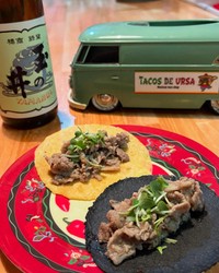 投稿者が営むタコス専門店「タコスデウルサ」のタコス／タコスデウルサさん（@tacos_de_ursa）提供