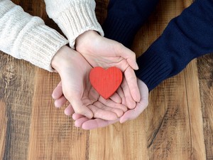 遺贈寄付の寄付先をどう選ぶ？　ネットの一括パンフレット請求を活用すると便利