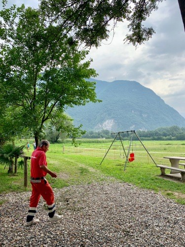 施設のある場所。奥から戻ってくる全身タトゥーのカップルは犬のお散歩ボランティアさん