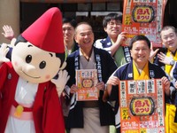 「第32回 彦八まつり」会見で笑顔を見せる上方落語協会会長・笑福亭仁智（前列中央）と実行委員長の桂吉弥（前列右）。後列左から、桂弥っこ、林家染八、桂吉の丞