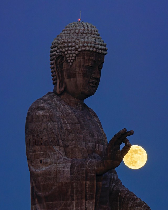 過去の作品。大仏が満月を摘まんでいるよう