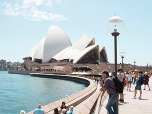 オーストラリアへの修学旅行。その帰路の空港、寝袋で寝る奇妙な体験