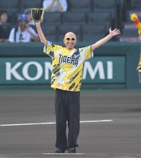 歓声に応えるサンプラザ中野くん=甲子園