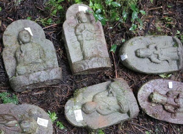 救出された石仏の数々