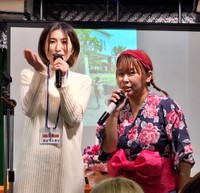 おかもとまり（左）と浜田ブリトニー。息の合った〝シンママ〟コンビで会場を盛り上げた＝東京・浅草の「漫画ギャラリーCAFEオカオカ」
