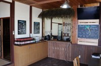 宿泊施設１階に設けたバーカウンター