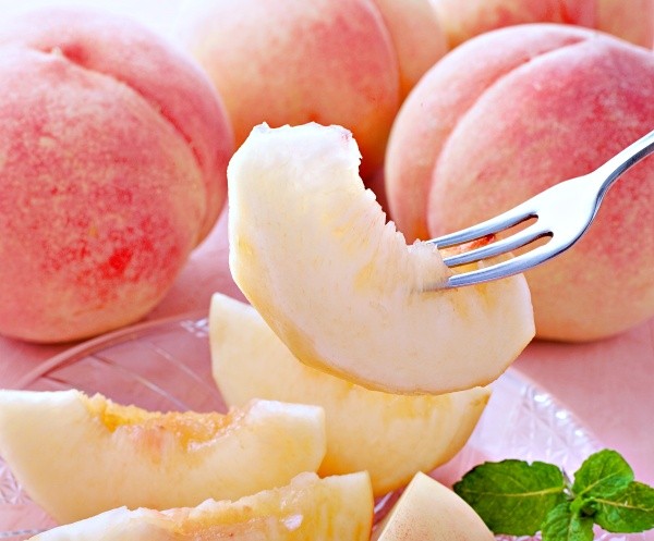 ジューシーな食感と芳醇な甘い香りが人気の桃 ※画像はイメージです（ykokamoto:stock.adobe.com）