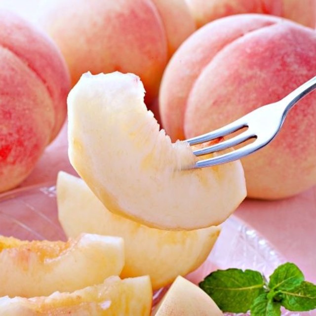 ジューシーな食感と芳醇な甘い香りが人気の桃 ※画像はイメージです（ykokamoto:stock.adobe.com）