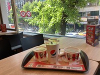 紅藜燕麥嫩雞粥は台湾KFCのモーニングメニューなんです（鈴木かゆさん提供）