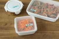 料理を作った日を保存容器に貼っておくと、食べきる期限の目安になり安心（提供画像）