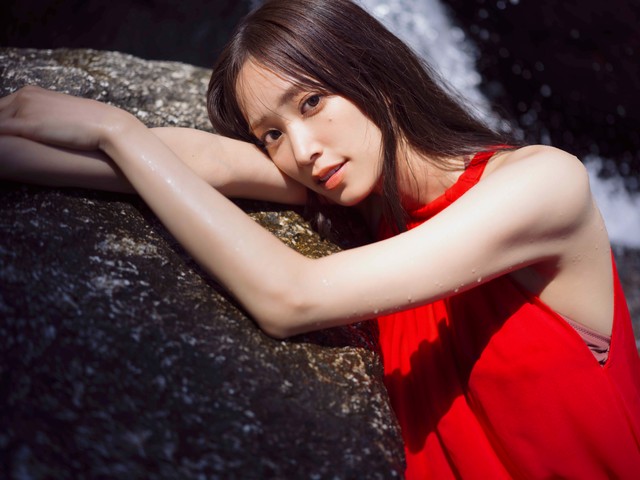 佐々木久美1st写真集『めくる日々』(撮影/藤原 宏)