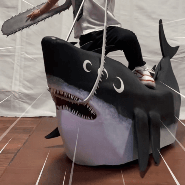 ポーズも完璧！米津さんより早かったハンドメイドサメ