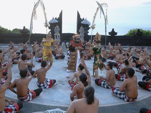 昼は銀行員、夜はケチャダンス　コロナ禍のバリ、それでも私たちは踊る