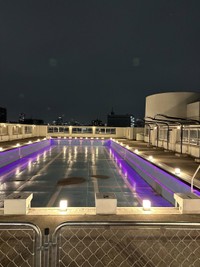 テーブルと座席を設置前の「いくのBBQスカイパーク」