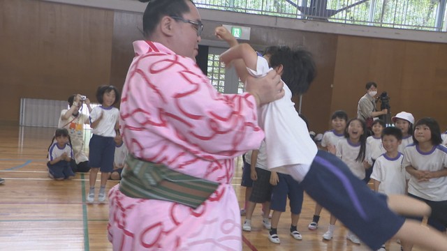 児童と交流する和気乃風　和気小学校　岡山・和気町藤野