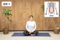 【自宅で簡単にできるくびれトレーニング】頭のてっぺんが天から糸で吊られているようなイメージで背筋をまっすぐに伸ばし、肋骨と骨盤の距離を作ります（出典：株式会社心と体サプライズ調べ）