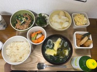 この日は納豆や大根の煮付け、レモン飲料もプラス（toco_tanさんThreadsより）