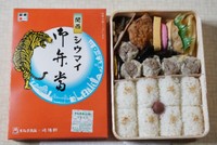 姫路駅の「関西シウマイ弁当」。駅ホームの名物「えきそば」の和風だしで炊かれたご飯にこだわりがある