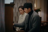 ドラマ「愛の不時着」で、主人公リ・ジョンヒョクを演じた俳優のヒョンビン（左）とヒロインのユン・セリを演じたソン・イェジン＝tvN提供