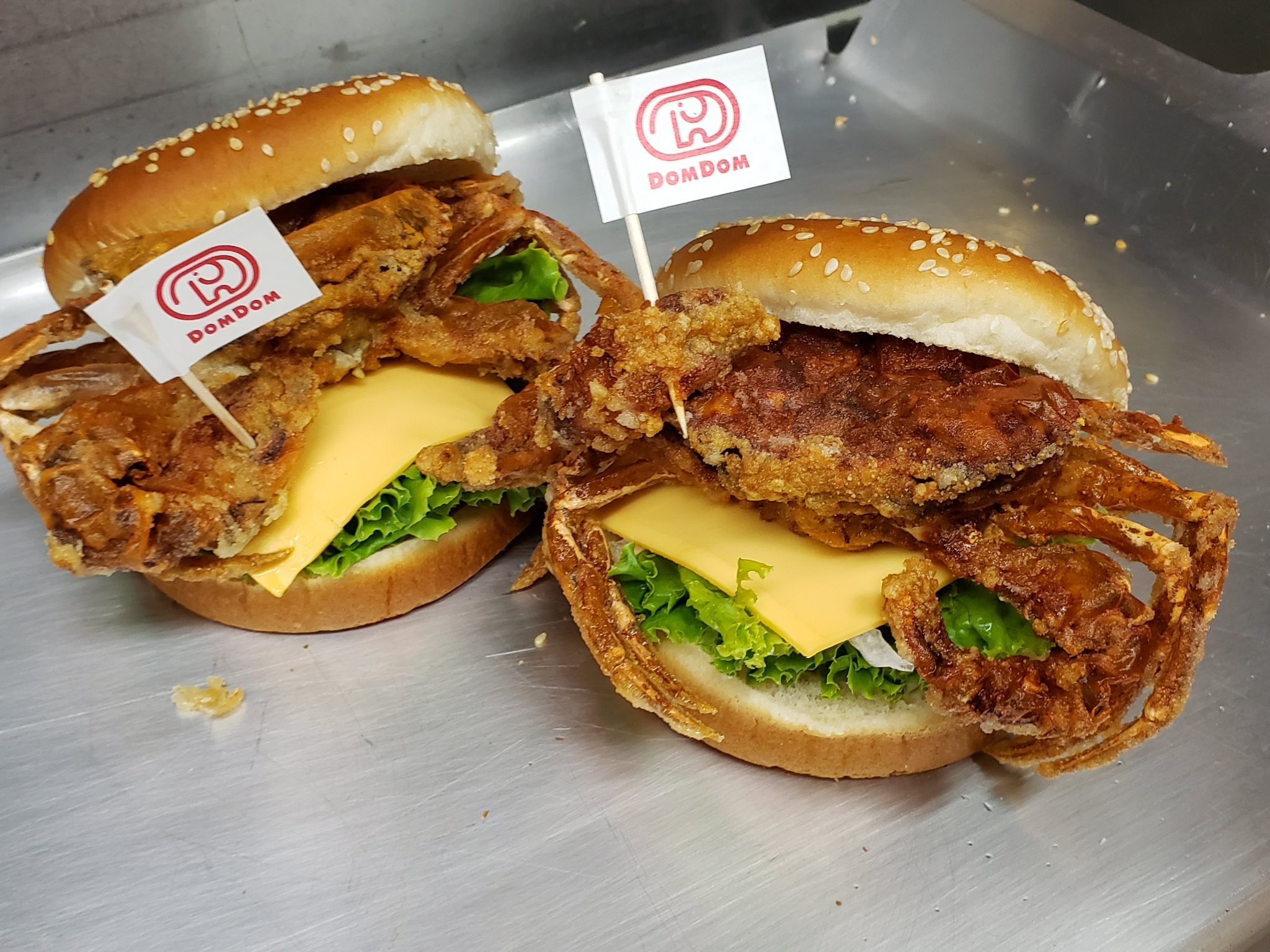 カニが丸ごと！？ドムドムの伝説のバーガーが復活！！コロナ禍の今