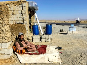 アフガニスタンのへき地に「ポツンと一軒店」　なぜかドライバーが立ち寄ってしまう