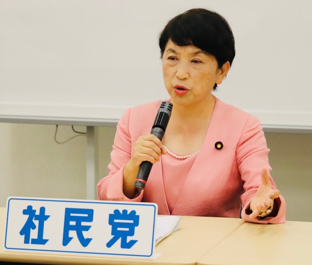 国会内で会見する社民党の福島瑞穂党首