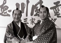 親子共演した市川右太衛門（左）と北大路欣也＝1985年