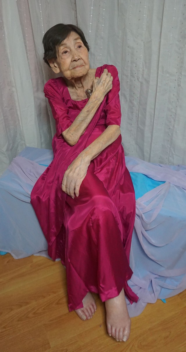 現代舞踊の舞台に立つ１０１歳の本城さん。踊りへの情熱は全く衰えない（京都市下京区）
