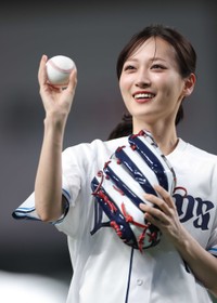 ファーストピッチを行った山下美月