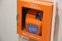 女性に対するAEDを使用することに躊躇する男性もいる（photoACより「orcl」さん撮影、イメージ画像）