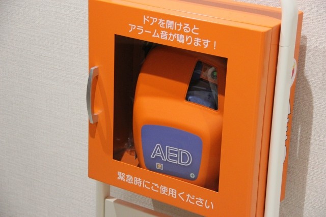 女性に対するAEDを使用することに躊躇する男性もいる（photoACより「orcl」さん撮影、イメージ画像）