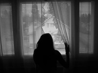 話の輪に入れない寂しさやもどかしさは、一人でいる時間より圧倒的