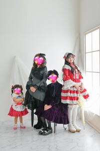ロリィタファッションに身を包んだ四世代で撮影された家族写真／るかちさん（@LArc_X7）提供
