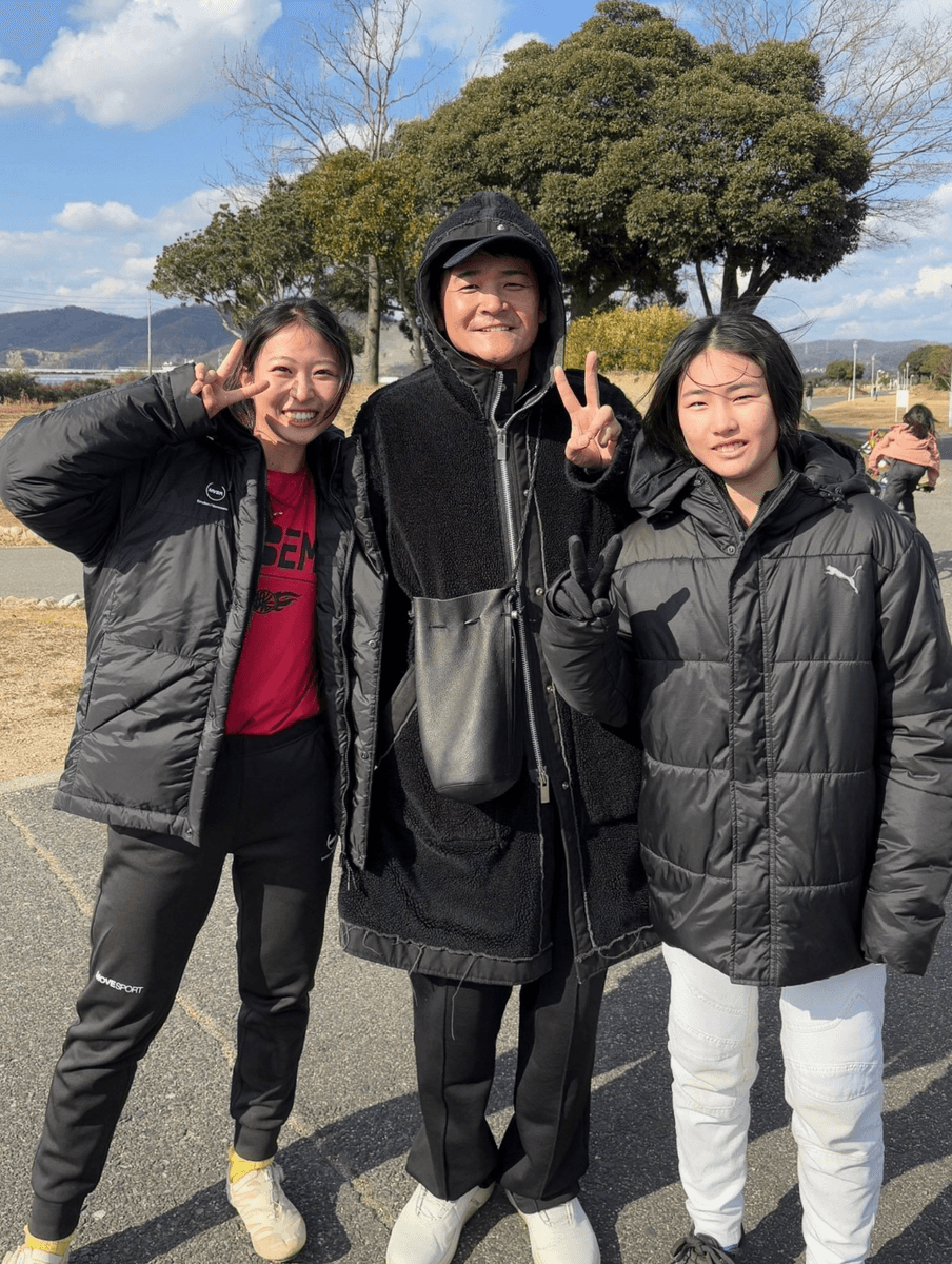 左が早川優衣さん、中央がノブさん（早川優衣 (@yui_hayakawa_) さんのXより）
