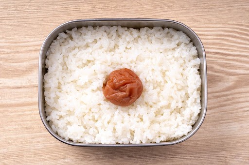 炊いたごはんを持っていくだけでも…※画像はイメージです（promolink/stock.adobe.com）