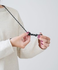 スリーコインズの「トラベルトイレットペーパーケース」。コードは長さが調整できる（パル提供）