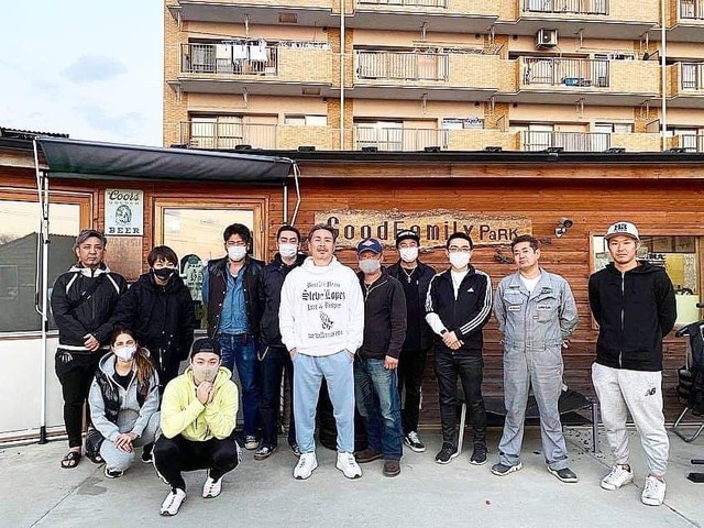 食べ物のない子どもたちへの支援に乗り出したNPO法人「グッド・ファミリー」の代表・KEIさん（中央）ら